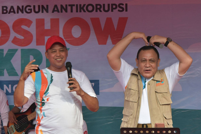 Ketua KPK Firli Bahuri (kanan) bernyanyi bersama Plt Wali Kota Bekasi Tri Adhianto (kiri) saat road show bus KPK pada acara Hari Bebas Kendaraan Bermotor (HBKB) di Bekasi, Jawa Barat, Minggu (18/6/2023).  Foto: Fakhri Hermansyah/ANTARA FOTO