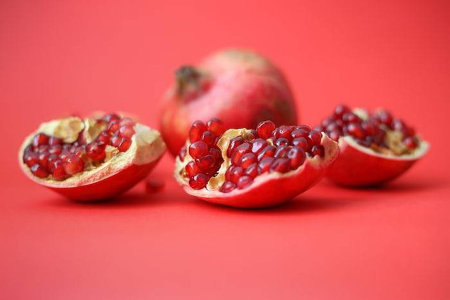 Ilustrasi manfaat buah delima. Sumber: unsplash.com/Sahand Babali