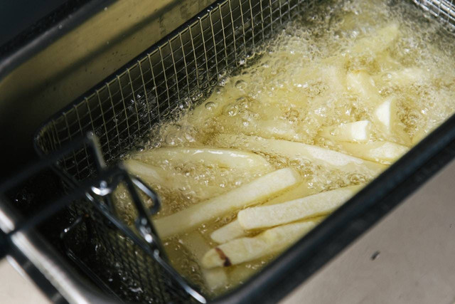 Ilustrasi apa yang dimaksud dengan teknik memasak deep frying. Sumber foto: pexels/Ron Lach.