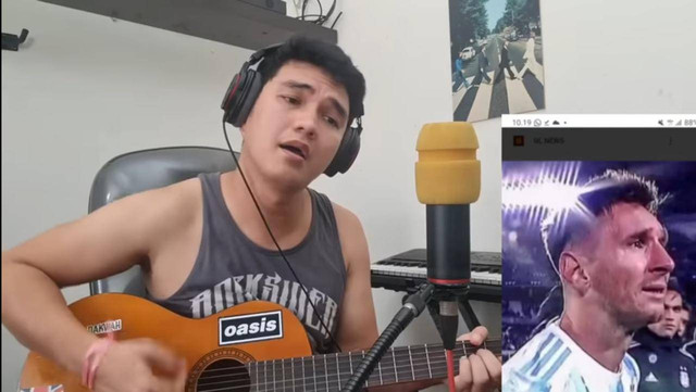 Aldi Taher saat menyanyikan lagu tentang Lionel Messi: Foto: Alditaher Tv