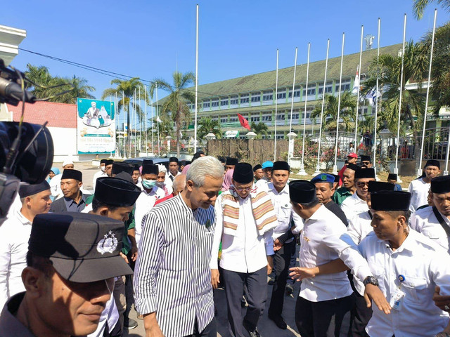 Ganjar Pranowo tiba di Makam Pahlawan Nasional tempat Almarhum Syekh Muhammad Zainuddin Abdul Maji. Foto: Dok. Istimewa