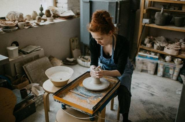 Ilustrasi pottery adalah, sumber foto: Valeria Ushakova by pexels.com