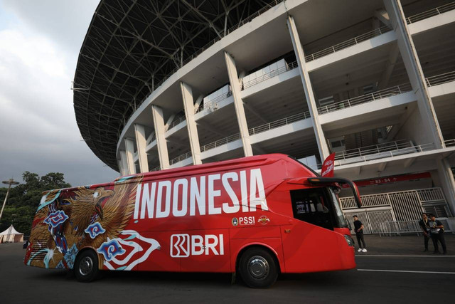 Bus Timnas Indonesia di Stadion Utama Gelora Bung Karno, Minggu (18/6/2023).  Foto: Aditia Noviansyah/kumparan
