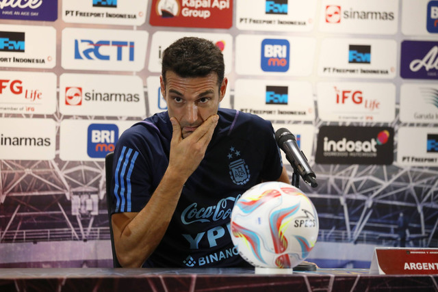 Pelatih Timnas Argentina, Lionel Scaloni memberikan keterangan pers jelang laga FIFA Matchday melawan timnas Indonesia di  Stadion Utama Gelora Bung Karno, Minggu (18/6/2023).  Foto: Aditia Noviansyah/kumparan