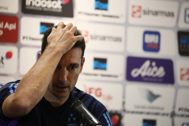 Pelatih Timnas Argentina, Lionel Scaloni memberikan keterangan pers jelang laga FIFA Matchday melawan timnas Indonesia di  Stadion Utama Gelora Bung Karno, Minggu (18/6/2023).  Foto: Aditia Noviansyah/kumparan