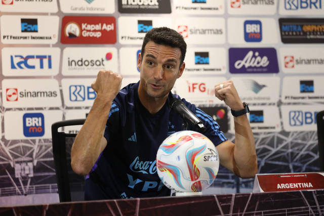 Pelatih Timnas Argentina, Lionel Scaloni memberikan keterangan pers jelang laga FIFA Matchday melawan timnas Indonesia di  Stadion Utama Gelora Bung Karno, Minggu (18/6/2023).  Foto: Aditia Noviansyah/kumparan