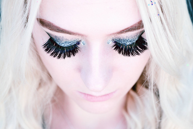 Cara Melepas Eyelash Extension,  Foto: Unsplash/Alexander Grey