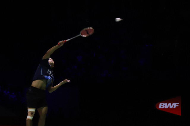 Tunggal putra Indonesia Anthony Sinisuka Ginting saat melawan tunggal putra Denmark Viktor Axelsen pada babak final Indonesia Open 2023 di Istora Senayan, Jakarta, Minggu (18/6/2023). Foto: Jamal Ramadhan/kumparan