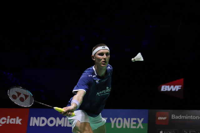  Tunggal putra Denmark Viktor Axelsen saat melawan tunggal putra Indonesia Anthony Sinisuka Ginting pada babak final Indonesia Open 2023 di Istora Senayan, Jakarta, Minggu (18/6/2023). Foto: Jamal Ramadhan/kumparan