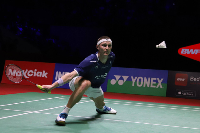  Tunggal putra Denmark Viktor Axelsen saat melawan tunggal putra Indonesia Anthony Sinisuka Ginting pada babak final Indonesia Open 2023 di Istora Senayan, Jakarta, Minggu (18/6/2023). Foto: Jamal Ramadhan/kumparan