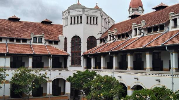 Ilustrasi Jumlah Lubang Pintu Yang Sebenarnya Dari Bangunan Lawang Sewu Adalah, Foto: Unsplash.