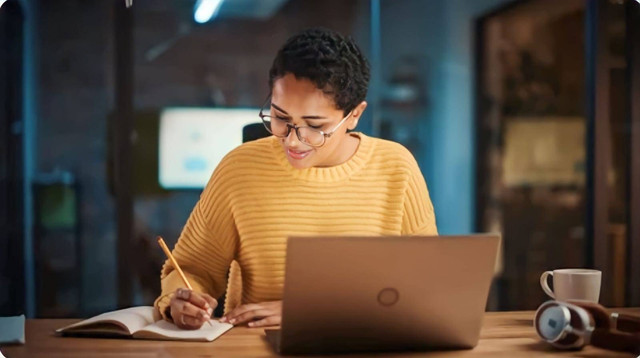 Ilustrasi young hispanic marketing specialist working on. Sumber: Shutterstock