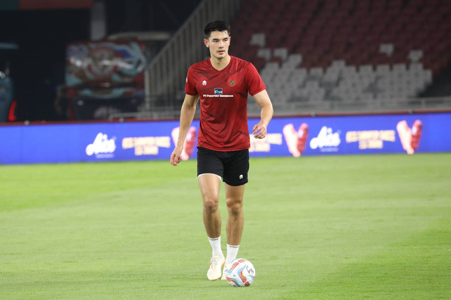 Pemain Timnas Indonesia Elkan Baggott mengikuti latihan jelang laga FIFA Matchday melawan Timnas Argentina di Stadion Utama Gelora Bung Karno, Minggu (18/6/2023). Foto: Aditia Noviansyah/kumparan