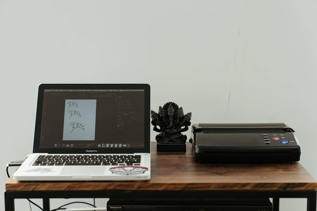 Cara Menyambung Laptop ke Printer. Foto: Pexels/cottonbro studio