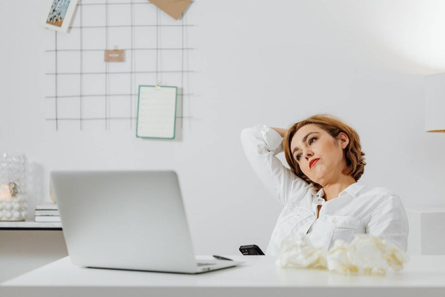 Ilustrasi overthinking dalam hubungan. Sumber: Karolina Grabowska/pexels.com 