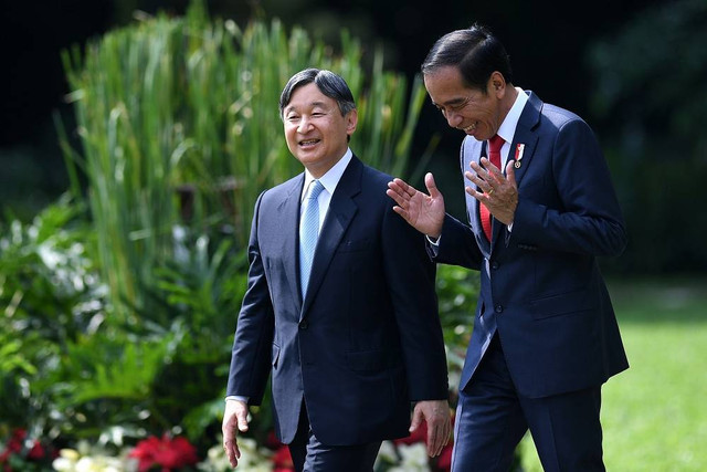 Presiden Joko Widodo (kanan) berbincang dengan Kaisar Jepang Naruhito seusai penanaman pohon di Istana Kepresidenan Bogor, Jawa Barat, Senin (19/6/2023). Foto: ANTARA FOTO/Sigid Kurniawan
