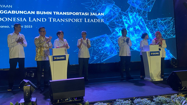Peresmian penggabungan Perum PPD dan Perum Damri di Js Luwangsa, Jakarta, Senin (19/6/2023). Foto: Alfadillah/kumparan