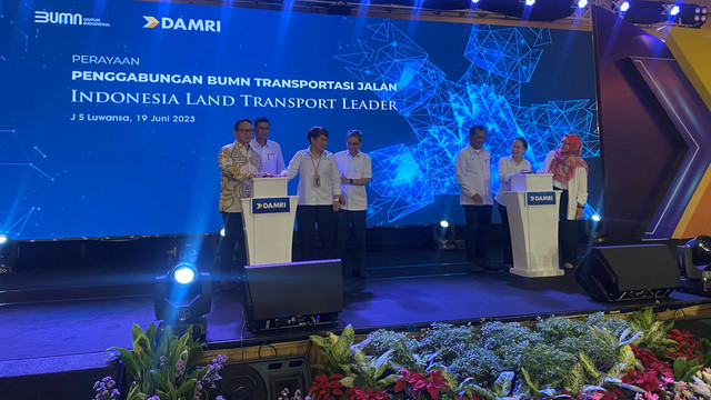 Peresmian penggabungan Perum PPD dan Perum Damri di Js Luwangsa, Jakarta, Senin (19/6/2023). Foto: Alfadillah/kumparan