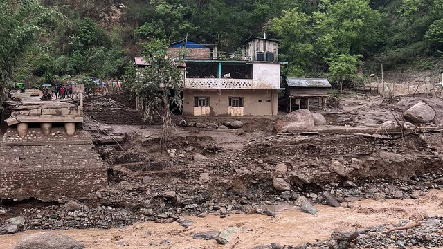 Warga menghampiri lokasi Banjir yang menyebabkan longsor di Nepal. Foto: SUDEEP TULADHAR/AFP