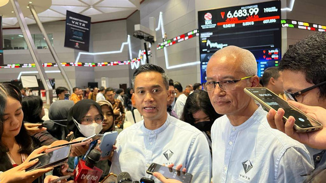 Komisaris Utama VKTR Anindya N. Bakrie (kiri) dan Direktur Utama VKTR Gilarsi W. Setijono (kanan) di Bursa Efek Indonesia (BEI), Senin (19/6/2023). Foto: Fariza Rizky Ananda/kumparan