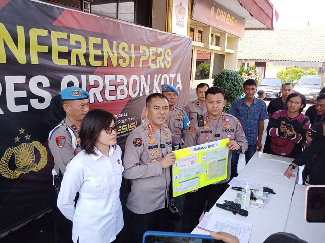 Kabid Humas Polda Jabar, Kombes Pol Ibrahim Tompo bersama Kapolres Cirebon Kota, AKBP Ariek Indra Sentanu menunjukkan barang bukti kasus penipuan saat jumpa pers di Mapolres Cirebon Kota, Senin (19/6/2023).Foto : Tarjoni