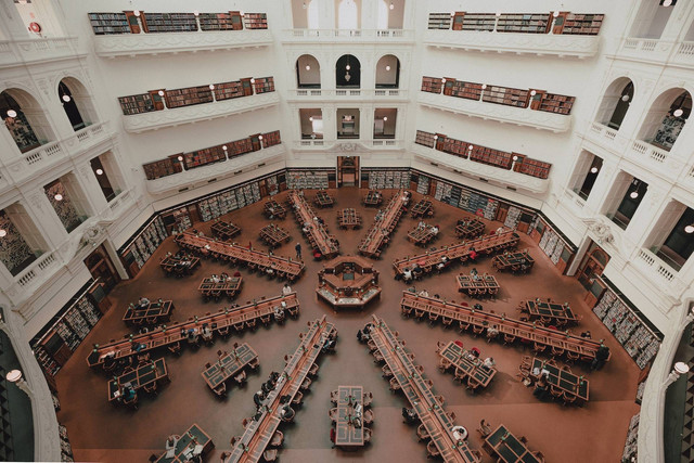 Pengertian Komposisi Simetris. Foto: Unsplash