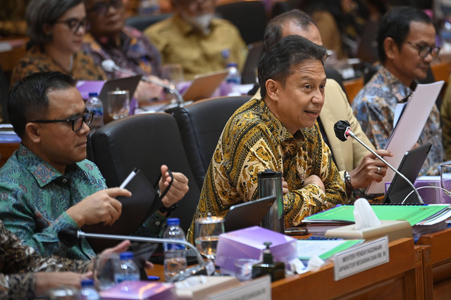 Menteri Kesehatan Budi Gunadi Sadikin (tengah) didampingi Menteri Pendayagunaan Aparatur Negara dan Reformasi Birokrasi Abdullah Azwar Anas (kiri) menyampaikan tanggapan pemerintah terhadap pandangan mini fraksi. Foto: Aditya Pradana Putra/Antara Foto