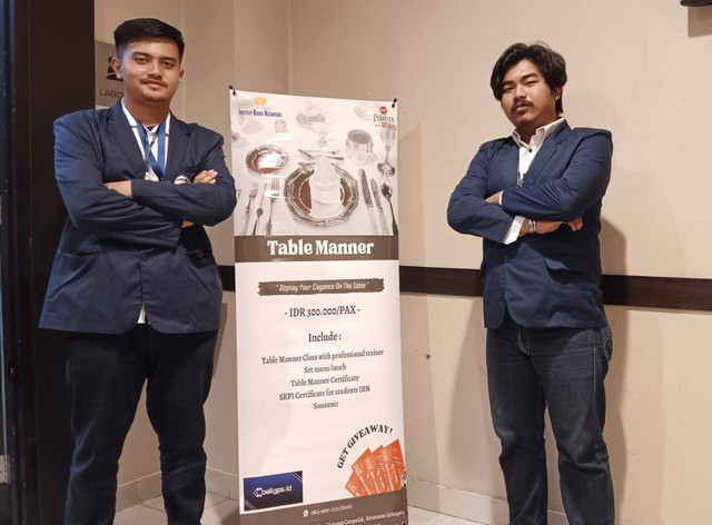 Mahasiswa Institut Bisnis Nusantara (IBN) Jakarta berfoto di sebelah stand banner acara Table Manner. Foto: Dok. Beligps