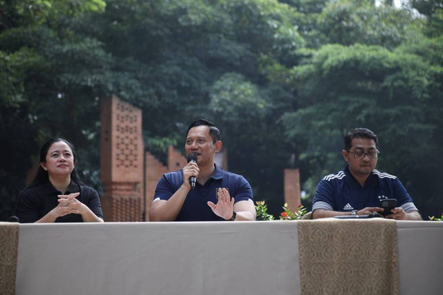 Ketum Partai Demokrat AHY memberikan sambutan didampingi Ketua DPP PDIP Puan Maharani (kiri) dan Sekjen Demokrat Teuku Riefky Harsya di Hutan Kota GBK, Jakarta. Foto: Aditia Noviansyah/kumparan