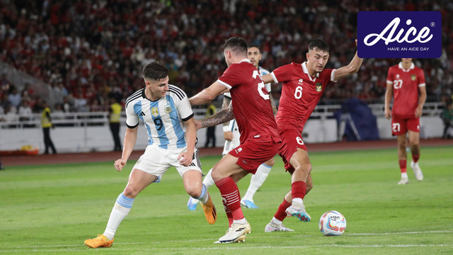 Pemain Timnas Argentina Julian Alvarez berusaha melewati pemain Timnas Indonesia Marc Klok pada pertandingan FIFA Matchday di Stadion Utama Gelora Bung Karno, Jakarta, pada Senin (19/6/2023). Foto: Aditia Noviansyah/kumparan