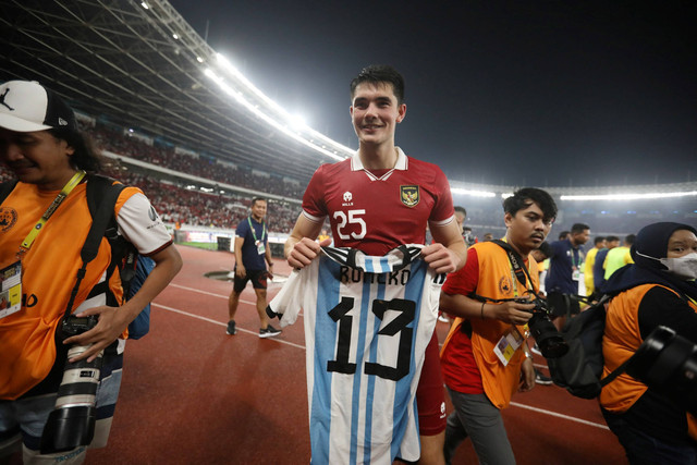 Pemain Timnas Indonesia Elkan Baggott  menunjukkan jersi pemain Timnas Argentina Cristian Romero usai pertandingan FIFA Matchday di Stadion Utama Gelora Bung Karno, Jakarta, pada Senin (19/6/2023). Foto: Aditia Noviansyah/kumparan