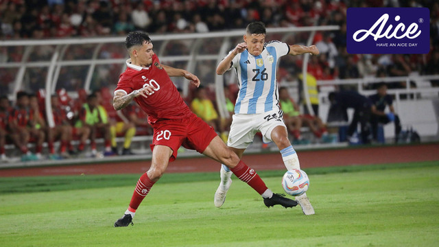 Pemain Timnas Argentina Nahuel Molina berusaha melewati pemain Timnas Indonesia Shayne Pattynama pada pertandingan FIFA Matchday di Stadion Utama Gelora Bung Karno, Jakarta, pada Senin (19/6/2023). Foto: Aditia Noviansyah/kumparan