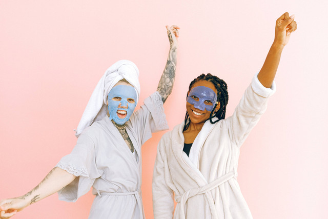 Cara menggunakan sheet mask di wajah. Foto: Pexels/Anna