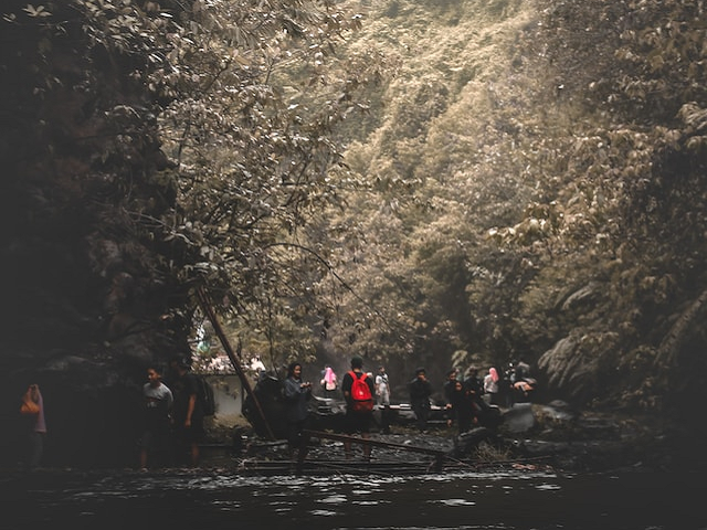 Ilustrasi air terjun Telunjuk Raung. Sumber: unsplash.com/KhotibulUmam.