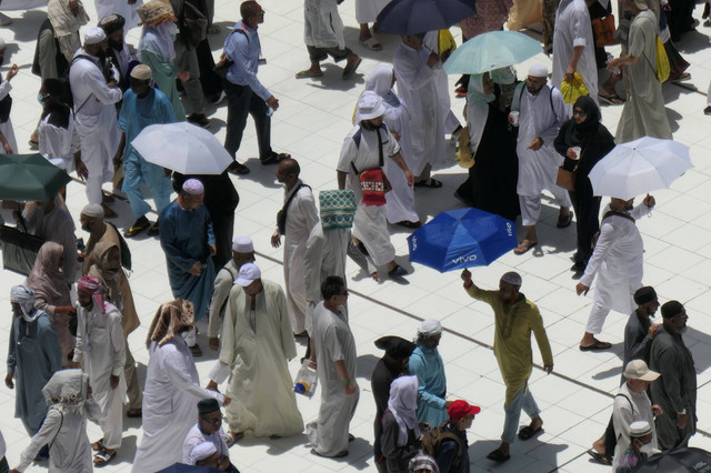 Umat islam berjalan meninggalkan Masjidil Haram usai melaksanakan shalat zuhur di Mekah, Arab Saudi, Senin (19/6/2023). Foto: Wahyu Putro A/Antara Foto