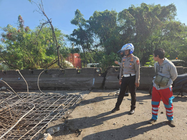 Polisi berlakukan rekayasa lalu lintas di Jalan Akses Marunda, Cilincing, Jakarta Utara. Foto: Dok. Istimewa