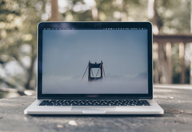Ilustrasi Cara Menggelapkan Layar Laptop dengan Berbagai Metode. Foto: Unsplash.com/Ben Kolde