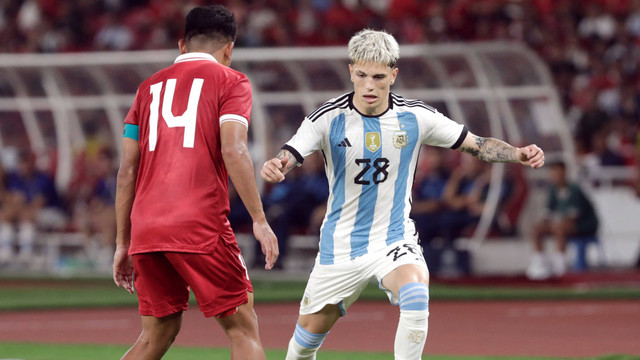 Asnawi Mangkualam (kiri) menghadang Alejandro Garnacho dalam laga Indonesia vs Argentina FIFA Matchday di Stadion Utama Gelora Bung Karno (GBK), Jakarta, pada 19 Juni 2023. Foto: REUTERS/Ajeng Dinar Ulfiana