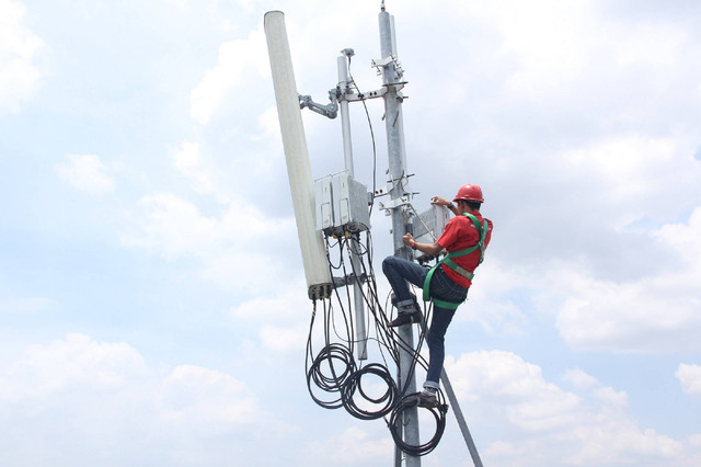 Teknisi Telkomsel di menara BTS. Foto: Dok. Telkomsel