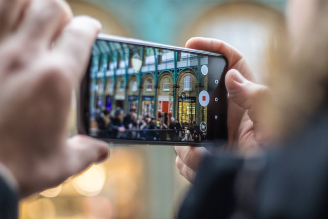  Cara Membersihkan Kamera HP. Foto: Unsplash/Angela Compagnone