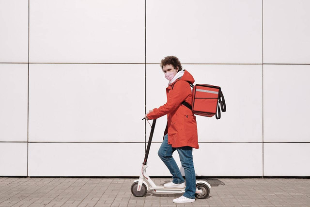 Ilustrasi With Delivery Courier. Foto: Pexels.com/Norma Mortenson