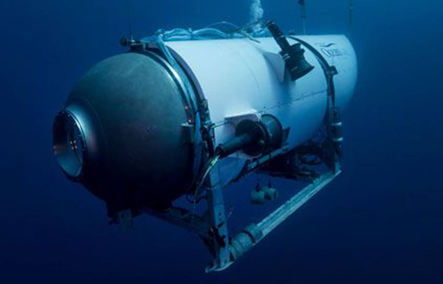 Kapal selam Titan milik perusahaan OceanGate Expeditions saat mencari serpihan kapal Titanic di Samudera Atlantik. Foto: OceanGate Expeditions via AP
