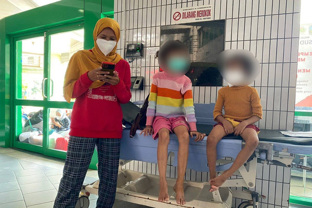 Dua bocah perempuan berinisial N (4) dan Q (7) warga Bratang Surabaya mendapatkan perawatan di RSUD dr. Soetomo Surabaya usai digigit oleh seekor monyet, Selasa (20/6/2023). Foto: Farusma Okta Verdian/kumparan