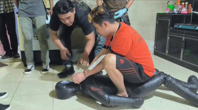 Johansyah memeragakan saat ia menghabisi nyawa kekasihnya. Foto: Dok Hi!Pontianak 