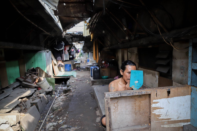 Suasana permukiman kolong Jalan Tol Dalam Kota, Jelambar Baru, Jakarta Barat, Selasa (20/6/2023).  Foto: Jamal Ramadhan/kumparan