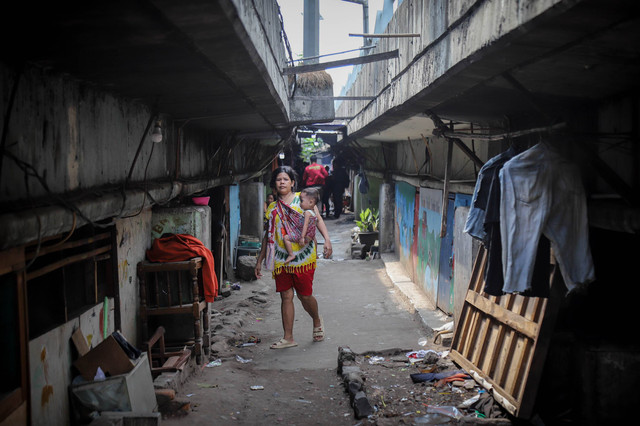 Suasana permukiman kolong Jalan Tol Dalam Kota, Jelambar Baru, Jakarta Barat, Selasa (20/6/2023).  Foto: Jamal Ramadhan/kumparan