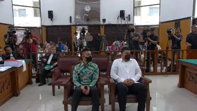 Mario Dandy dan Shane Lukas menjalani sidang dengan agenda mendengarkan saksi di PN Jaksel, Kamis (15/6/2023). Foto: Youtube/PN Jakarta Selatan