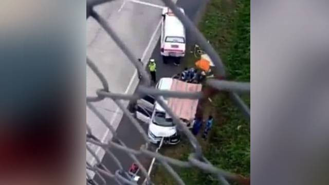 Proses evakuasi kecelakaan yang terjadi di pintu masuk jalan tol Manado-Bitung.