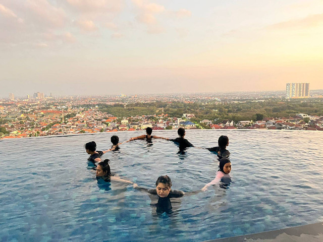 Aqua Yoga yang digelar Hotel Ciputra World Surabaya.