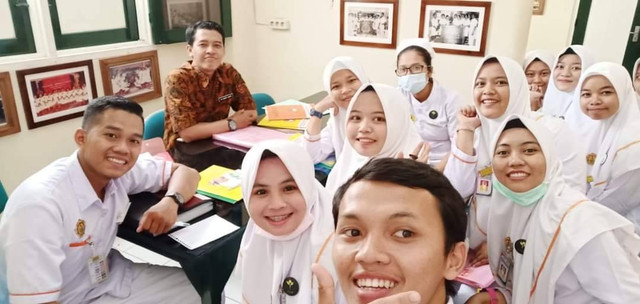 Dosen Spesialis Medikal Bedah Prima Trisna Aji ketika memberikan bimbingan kepada mahasiswa praktek/Foto : Dokpri
